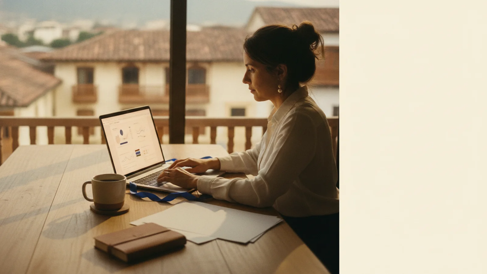 Dueño de una pequeña empresa revisando en su computador un panel con datos de ventas y finanzas automatizados por IA