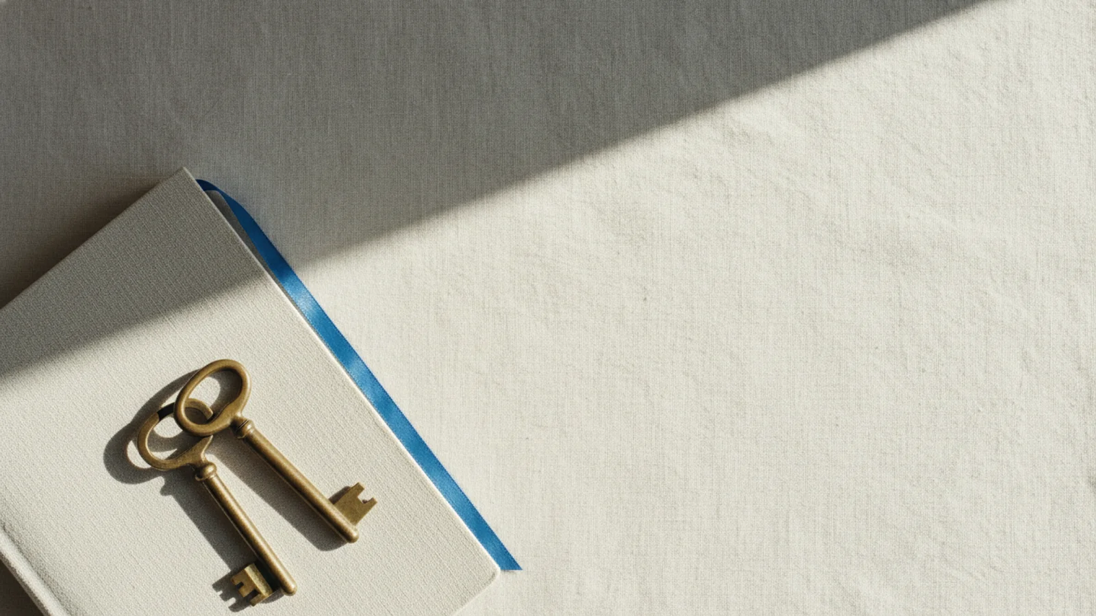 Tres llaves vehiculares sobre un libro de rutas en lino crema, evocando la coordinación de flota y transporte público.