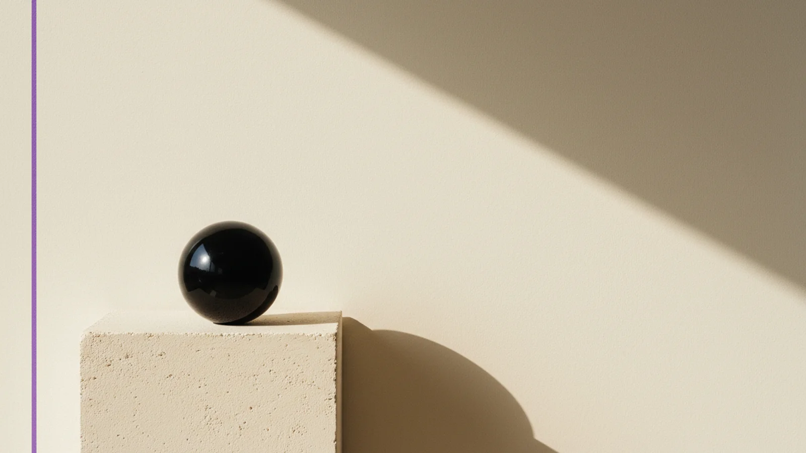 Fotografía editorial de una esfera pulida de obsidiana sobre pedestal de concreto atravesada por luz violeta.